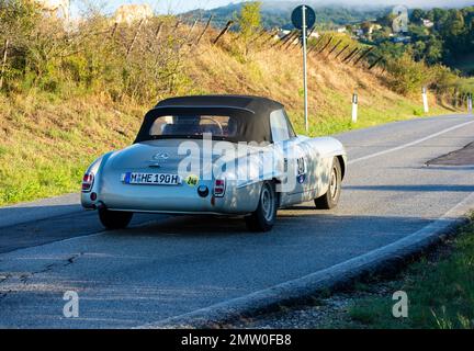 san marino , san marino - sett. 16 : mercedes benz sl190 1960 in coppa nuvolari vecchia auto da corsa Foto Stock