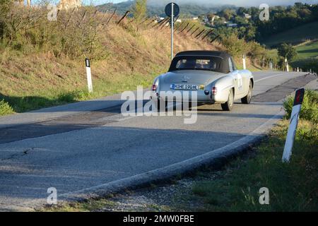 san marino , san marino - sett. 16 : mercedes benz sl190 1960 in coppa nuvolari vecchia auto da corsa Foto Stock