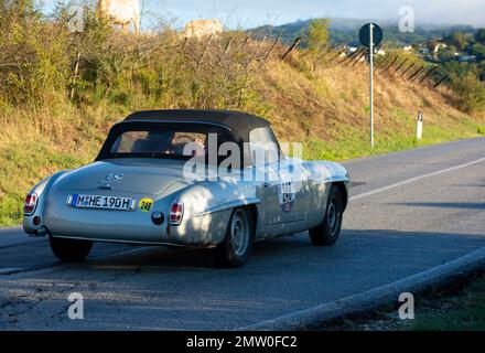 san marino , san marino - sett. 16 : mercedes benz sl190 1960 in coppa nuvolari vecchia auto da corsa Foto Stock