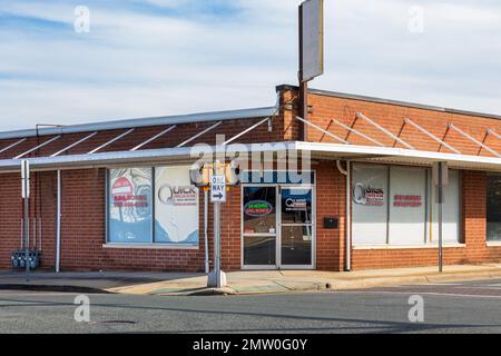 MONROE, NC, USA-28 GEN 2023: Quick Release Bail Bonds, costruzione, ingresso e segnaletica. Foto Stock