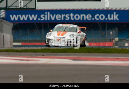 2008 Porsche Carrera Cup di Gran Bretagna stampa day car sul circuito di Silverstone. Sam Hancock in azione guidando intorno al circuito. Foto Stock