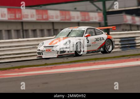 2008 Porsche Carrera Cup di Gran Bretagna stampa day car sul circuito di Silverstone. Sam Hancock in azione guidando intorno al circuito. Foto Stock