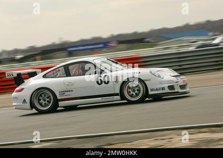 Carrera Cup Porsche GT3 Cup vettura ospite fuori sul circuito durante la stagione 2008 lancio press day al circuito di gara di Silverstone. Guest Car è un'auto utilizzata da più piloti durante la stagione. Foto Stock