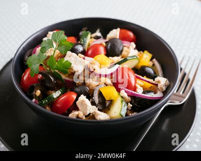 Insalata di Barley greca con feta Vegan fatta in casa Foto Stock