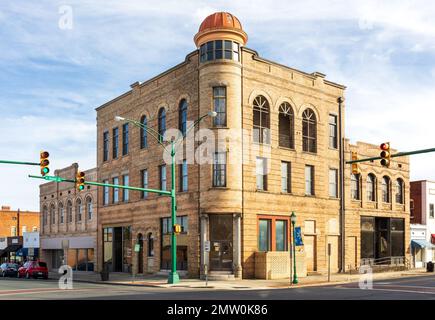 MONROE, NC, USA-28 GEN 2023: Edificio storico della banca nel centro di Hayne e Franklin Sts.. Foto Stock