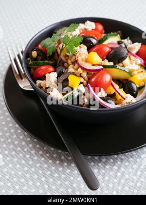 Insalata di Barley greca con feta Vegan fatta in casa Foto Stock