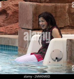 America Ferrera filma una scena di ABC's Ugly Betty sul posto all'Atlantis Resort and Casino con la co-star Becki Newton. L'episodio, secondo quanto riferito, sarà in onda a novembre e ruoterà intorno a un grande scatto fotografico in modalità. Paradise Island, Bahamas. 10/06/2009 Foto Stock