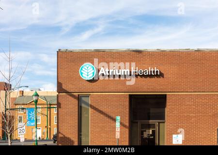 MONROE, NC, USA-28 GEN 2023: Atrium Health, segno e logo. Foto Stock