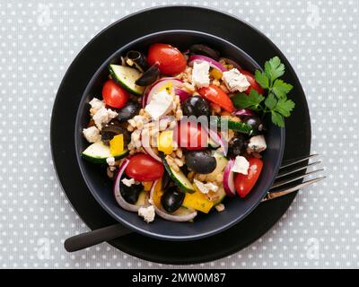 Insalata di Barley greca con feta Vegan fatta in casa Foto Stock