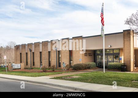 MONROE, NC, USA-28 GENNAIO 2023: Biblioteca pubblica della contea di Union, ingresso, segni e figure di cast dei bambini che giocano. Foto Stock