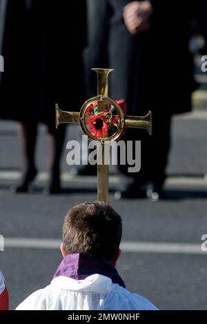 Cross carrier alla domenica di ricordo che si tiene a Westminster. Londra, Regno Unito. 13th novembre 2011. Foto Stock