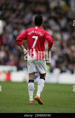 Vista posteriore di Cristiano Ronaldo con le mani sul fianco nella divisa Manchester United con il nome e il numero 7 che gioca nella prima lega contro la lettura. Archivio 19th Gennaio 2008. Al Madejski Stadium Reading.This immagine è legata da restrizioni Dataco su come può essere utilizzato. SOLO USO EDITORIALE non utilizzare con audio, video, dati, liste di eventi, logo di club/campionati o servizi “live” non autorizzati. L'uso in-match online è limitato a 120 immagini, senza emulazione video. Non è utilizzabile nelle scommesse, nei giochi o nelle pubblicazioni di singoli club/campionati/giocatori Foto Stock
