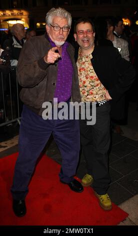 Rolf Harris e Timmy Mallet alla serata stampa "gli ombrelli di Cherbourg" al Gielgud Theatre di Londra, Regno Unito. 3/22/11. Foto Stock