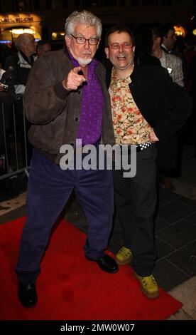 Rolf Harris e Timmy Mallet alla serata stampa "gli ombrelli di Cherbourg" al Gielgud Theatre di Londra, Regno Unito. 3/22/11. Foto Stock