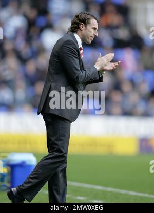 Gareth Southgate che gestisce Middlesbrough alla Reading FC dal touchline 2nd dicembre 2007. Questa immagine è legata da restrizioni Dataco su come può essere utilizzata. SOLO USO EDITORIALE non utilizzare con audio, video, dati, liste di eventi, logo di club/campionati o servizi “live” non autorizzati. L'uso in-match online è limitato a 120 immagini, senza emulazione video. Nessun utilizzo in scommesse, giochi o single club/League/player p Foto Stock