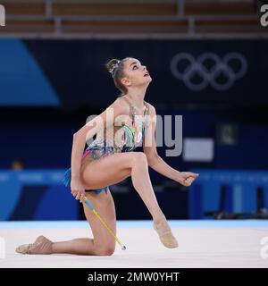 06 AGOSTO 2021 - Tokyo, Giappone: Dina AVERINA di Russia si esibisce presso i club nella ginnastica ritmica individuale All-around Qualification a Tokyo Foto Stock