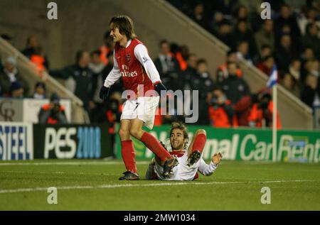 I giocatori dell'Arsenale Mathieu Flamini (a sinistra) e Tomas ROSICKY festeggiano dopo che Mathieu segna il primo gol degli Arsenali contro la lettura allo stadio di Madejski in una vittoria 3-1.questa immagine è vincolata dalle restrizioni di Dataco su come può essere utilizzata. SOLO USO EDITORIALE non utilizzare con audio, video, dati, liste di eventi, logo di club/campionati o servizi “live” non autorizzati. L'uso in-match online è limitato a 120 immagini, senza emulazione video. Non è utilizzabile nelle scommesse, nei giochi o nelle pubblicazioni di singoli club/campionati/giocatori Foto Stock