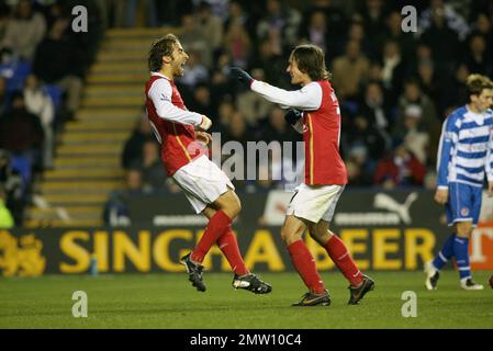 I giocatori dell'Arsenale Mathieu Flamini (a sinistra) e Tomas ROSICKY festeggiano dopo che Mathieu segna il primo gol degli Arsenali contro la lettura allo stadio di Madejski in una vittoria 3-1.questa immagine è vincolata dalle restrizioni di Dataco su come può essere utilizzata. SOLO USO EDITORIALE non utilizzare con audio, video, dati, liste di eventi, logo di club/campionati o servizi “live” non autorizzati. L'uso in-match online è limitato a 120 immagini, senza emulazione video. Non è utilizzabile nelle scommesse, nei giochi o nelle pubblicazioni di singoli club/campionati/giocatori Foto Stock