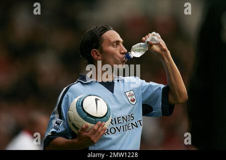 Il giocatore del Southampton Fabrice Fernandes gioca al Craven cottage contro il Fulham in Premier League il 25 settembre 2004. Visto in questa immagine bere da una bottiglia d'acqua durante una pausa di gioco prima di lanciarsi. Questa immagine è vincolata da restrizioni Dataco su come può essere utilizzata. SOLO USO EDITORIALE non utilizzare con audio, video, dati, elenchi di appuntamenti, loghi di club/campionato o servizi "live" non autorizzati. L'utilizzo online in-match è limitato a 120 immagini, senza emulazione video. Nessun utilizzo in scommesse, giochi o pubblicazioni per singoli club/campionato/giocatore Foto Stock