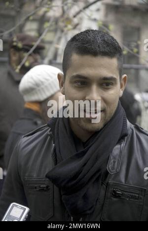 L'attore Wilmer Valderrama, protagonista della serie multiculturale "Handy Manny" di Disney Channel, si unisce al personaggio di Manny e ai bambini della Earth School di New York City per piantare un albero per la Giornata della Terra nel Giardino della generazione X sul Lower East Side di Manhattan. Nella serie di successo, Valderrama fornisce la voce al manipolo Manny Garcia, un giovane giovane disponibile e determinato che, con l'aiuto del suo eclettico set di strumenti di conversazione, è l'esperto della città quando si tratta di riparare tutto ciò che non funziona, anche le amicizie tra i vicini. New York, NY. 4/15/09. . Foto Stock