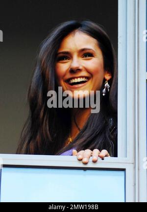 Nina Dobrev della serie televisiva americana CW 'The Vampire Diaries' si fa largo ai tifosi dalla finestra di un hotel londinese e più tardi è venuto fuori per firmare autografi per la folla di giovani urlanti. Nina Dobrev, Ian Somerhalder e Paul Wesley sono in città per promuovere il loro hit show, basato su una serie di libri con lo stesso nome. Secondo i rapporti le co-stelle Dobrev e Ian Somerhalder sono stati visti fuori e intorno insieme, alimentando le voci che i due stanno datando. Londra, Regno Unito. 06/03/10. . Foto Stock