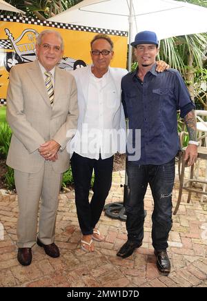 Tomas Regalado, co-presidente del gruppo mercantile di cocco Stephen Licata e Vanilla Ice, partecipano ad una conferenza stampa per la terza edizione del "The Great Grove Bed Race" tenutasi a Coconut Grove nel Peacock Garden Cafe. Miami, Florida. 30th agosto 2011. Foto Stock