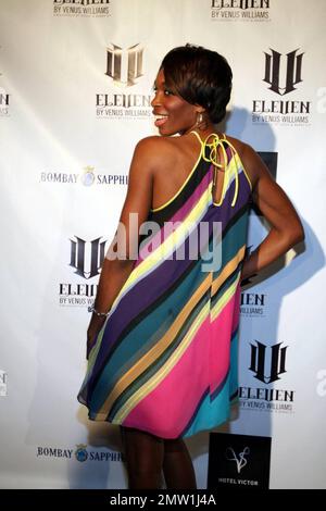 La star del tennis Venus Williams arriva alla festa celebrando il lancio della sua nuova linea di abbigliamento e la sua laurea all'Art Institute of Fort Lauderdale's Fashion Design School. La festa ha caratterizzato una mostra di moda che premia la sua nuova linea di abbigliamento, undici disponibili esclusivamente a Steve e Barry's. Miami, Florida. 12/13/07. Foto Stock