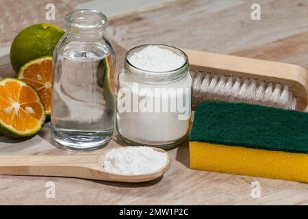 Bicarbonato di sodio, aceto e limone; detergente. Foto Stock