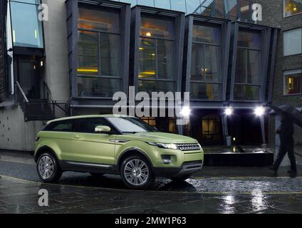 Si è riferito che Victoria Beckham progetterà la sua Range Rover. Secondo i rapporti, Posh progetterà un'edizione speciale per la nuova Range Rover Evoque e avrà svolto un ruolo importante nel lancio della vettura, fungendo da consulente per l'azienda, conosciuta meglio per i suoi grandi veicoli fuoristrada di lusso. La Evoque è destinata agli abitanti delle città attenti allo stile, con cui Victoria conosce molto bene. Phil Popham, direttore di Range Rover, ha detto: "Ci sono due cose che sta facendo. Lavoreremo sulle edizioni che avranno un bordo Victoria Beckham ad esso. Ma proprio come importante, lei sta dando il suo punto di vista e. Foto Stock