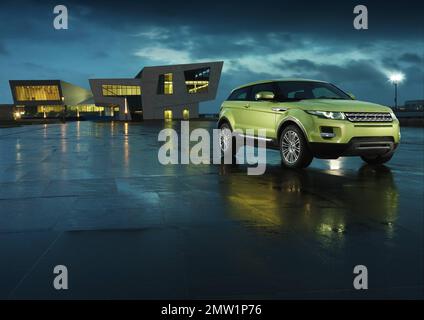 Si è riferito che Victoria Beckham progetterà la sua Range Rover. Secondo i rapporti, Posh progetterà un'edizione speciale per la nuova Range Rover Evoque e avrà svolto un ruolo importante nel lancio della vettura, fungendo da consulente per l'azienda, conosciuta meglio per i suoi grandi veicoli fuoristrada di lusso. La Evoque è destinata agli abitanti delle città attenti allo stile, con cui Victoria conosce molto bene. Phil Popham, direttore di Range Rover, ha detto: "Ci sono due cose che sta facendo. Lavoreremo sulle edizioni che avranno un bordo Victoria Beckham ad esso. Ma proprio come importante, lei sta dando il suo punto di vista e. Foto Stock
