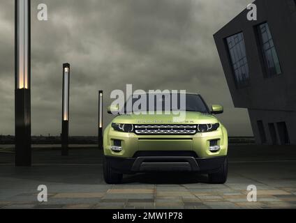 Si è riferito che Victoria Beckham progetterà la sua Range Rover. Secondo i rapporti, Posh progetterà un'edizione speciale per la nuova Range Rover Evoque e avrà svolto un ruolo importante nel lancio della vettura, fungendo da consulente per l'azienda, conosciuta meglio per i suoi grandi veicoli fuoristrada di lusso. La Evoque è destinata agli abitanti delle città attenti allo stile, con cui Victoria conosce molto bene. Phil Popham, direttore di Range Rover, ha detto: "Ci sono due cose che sta facendo. Lavoreremo sulle edizioni che avranno un bordo Victoria Beckham ad esso. Ma proprio come importante, lei sta dando il suo punto di vista e. Foto Stock