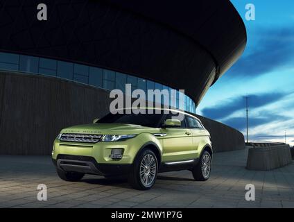 Si è riferito che Victoria Beckham progetterà la sua Range Rover. Secondo i rapporti, Posh progetterà un'edizione speciale per la nuova Range Rover Evoque e avrà svolto un ruolo importante nel lancio della vettura, fungendo da consulente per l'azienda, conosciuta meglio per i suoi grandi veicoli fuoristrada di lusso. La Evoque è destinata agli abitanti delle città attenti allo stile, con cui Victoria conosce molto bene. Phil Popham, direttore di Range Rover, ha detto: "Ci sono due cose che sta facendo. Lavoreremo sulle edizioni che avranno un bordo Victoria Beckham ad esso. Ma proprio come importante, lei sta dando il suo punto di vista e. Foto Stock