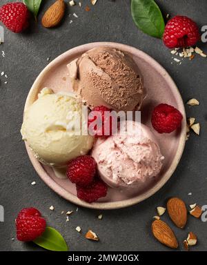 varie palle di gelato sul tavolo grigio, vista dall'alto Foto Stock