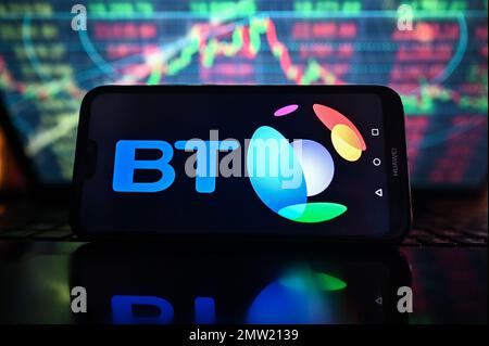 Polonia. 01st Feb, 2023. In questa immagine, un logo BT Group viene visualizzato su uno smartphone con borsa in background. (Foto di Omar Marques/SOPA Images/Sipa USA) Credit: Sipa USA/Alamy Live News Foto Stock