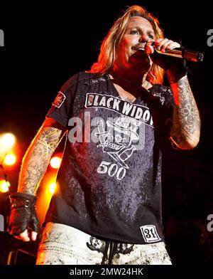 Il frontman di Motley Crue vince Neil si esibisce dal vivo in concerto presso il Cruzan Campfire Concert Series a bordo piscina presso il Palms Pool & Bungalows. Neil è stato arrestato all'inizio di questa settimana e accusato di un conte di liquore di DUI e trasportato al Clark County Detention Center dove è stato prenotato. Vince e sua moglie, Lia, hanno pubblicato un legame di $$2.000 e una data di corte di locazione è stata fissata per settembre 27. Las Vegas, Nevada. 7/1/10. . Foto Stock