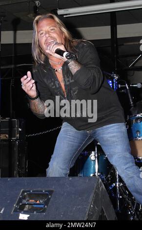 ESCLUSIVO!! - Vince Neil suona dal vivo con i 'Sin City Sinners' alla grande apertura del suo strip club Vegas 'Girls, Girls, Girls'. Las Vegas, Nevada. 14th aprile 2012. Foto Stock