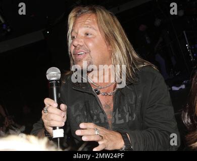 ESCLUSIVO!! - Vince Neil suona dal vivo con i 'Sin City Sinners' alla grande apertura del suo strip club Vegas 'Girls, Girls, Girls'. Las Vegas, Nevada. 14th aprile 2012. Foto Stock