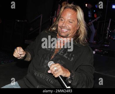 ESCLUSIVO!! - Vince Neil suona dal vivo con i 'Sin City Sinners' alla grande apertura del suo strip club Vegas 'Girls, Girls, Girls'. Las Vegas, Nevada. 14th aprile 2012. Foto Stock