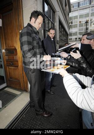 Il nuovo padre vince Vaughn firma autografi per i tifosi mentre arriva e poi lascia gli studi della BBC radio dove ha promosso il suo nuovo film 'The Dilemma', co-starring Jennifer Connelly e Winona Ryder. Vaughn, la cui figlia Locklyn Kyla Vaughn ha girato ieri un mese, è apparso felice di salutare i suoi fan, nonostante lo sguardo un po 'stanco. Winona Ryder ha detto di Vaughn, 'Io descrivo vince come questo vulcano di energia e grandi idee e così generoso. Egli verrà con una grande linea e sarà come, 'Hey si dovrebbe dire che.'Ê è stato così divertente lavorare con lui, la maggior parte delle mie scene sono stati con hi Foto Stock