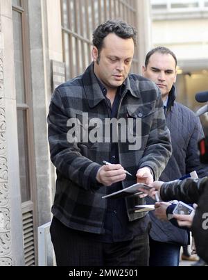 Il nuovo padre vince Vaughn firma autografi per i tifosi mentre arriva e poi lascia gli studi della BBC radio dove ha promosso il suo nuovo film 'The Dilemma', co-starring Jennifer Connelly e Winona Ryder. Vaughn, la cui figlia Locklyn Kyla Vaughn ha girato ieri un mese, è apparso felice di salutare i suoi fan, nonostante lo sguardo un po 'stanco. Winona Ryder ha detto di Vaughn, 'Io descrivo vince come questo vulcano di energia e grandi idee e così generoso. Egli verrà con una grande linea e sarà come, 'Hey si dovrebbe dire che.'Ê è stato così divertente lavorare con lui, la maggior parte delle mie scene sono stati con hi Foto Stock