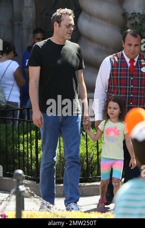 Vince Vaughn ama la giornata del padre a Disneyland con la moglie nascosta Kyla e i loro due figli, la figlia Locklyn Kyla e il figlio Vernon. Los Angeles, California. 21st giugno 2015. Foto Stock