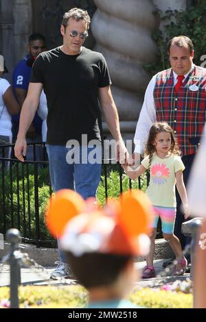 Vince Vaughn ama la giornata del padre a Disneyland con la moglie nascosta Kyla e i loro due figli, la figlia Locklyn Kyla e il figlio Vernon. Los Angeles, California. 21st giugno 2015. Foto Stock