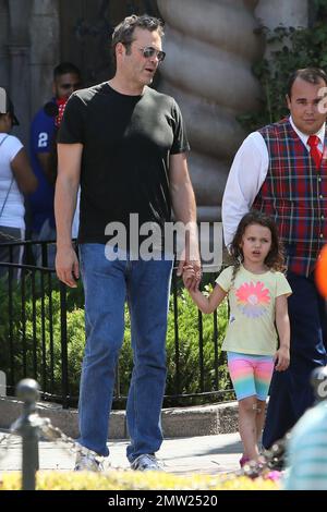 Vince Vaughn ama la giornata del padre a Disneyland con la moglie nascosta Kyla e i loro due figli, la figlia Locklyn Kyla e il figlio Vernon. Los Angeles, California. 21st giugno 2015. Foto Stock