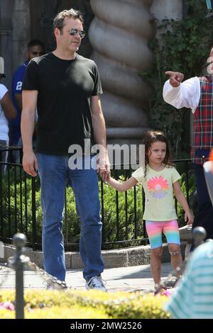 Vince Vaughn ama la giornata del padre a Disneyland con la moglie nascosta Kyla e i loro due figli, la figlia Locklyn Kyla e il figlio Vernon. Los Angeles, California. 21st giugno 2015. Foto Stock