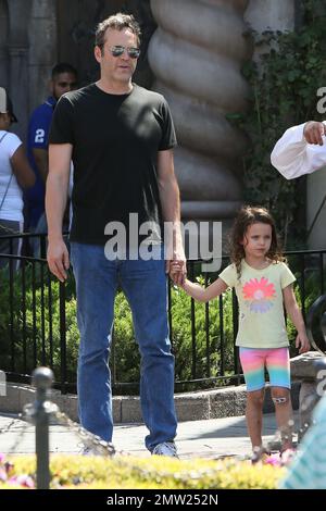 Vince Vaughn ama la giornata del padre a Disneyland con sua moglie Kyla e i loro due figli, la figlia Locklyn Kyla e il figlio Vernon. Los Angeles, California. 21st giugno 2015. Foto Stock