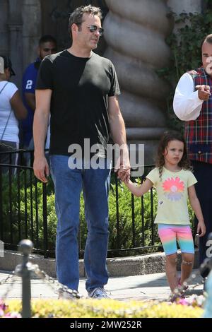 Vince Vaughn ama la giornata del padre a Disneyland con la moglie nascosta Kyla e i loro due figli, la figlia Locklyn Kyla e il figlio Vernon. Los Angeles, California. 21st giugno 2015. Foto Stock