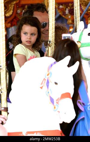 Vince Vaughn ama la giornata del padre a Disneyland con la moglie nascosta Kyla e i loro due figli, la figlia Locklyn Kyla e il figlio Vernon. Los Angeles, California. 21st giugno 2015. Foto Stock