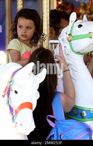 Vince Vaughn ama la giornata del padre a Disneyland con la moglie nascosta Kyla e i loro due figli, la figlia Locklyn Kyla e il figlio Vernon. Los Angeles, California. 21st giugno 2015. Foto Stock