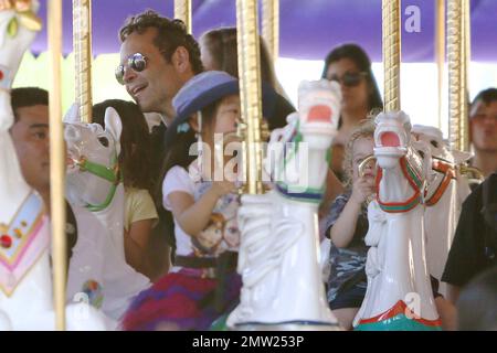 Vince Vaughn ama la giornata del padre a Disneyland con la moglie nascosta Kyla e i loro due figli, la figlia Locklyn Kyla e il figlio Vernon. Los Angeles, California. 21st giugno 2015. Foto Stock