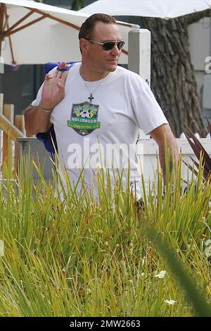 ESCLUSIVO!! Vinnie Jones dà alla sua Hollywood All-Star Football Club un po 'di parlare prima della partita. Dopo il peptalk Jones ha attraversato la strada e ha allenato la prima parte del gioco che stava mangiando il pranzo allo Spitfire Grill. Una volta finito con il pranzo si unì al team a margine. Los Angeles, California. 7th agosto 2011 Foto Stock